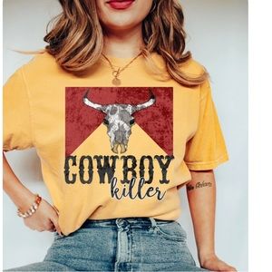 Adorable graphic tee.